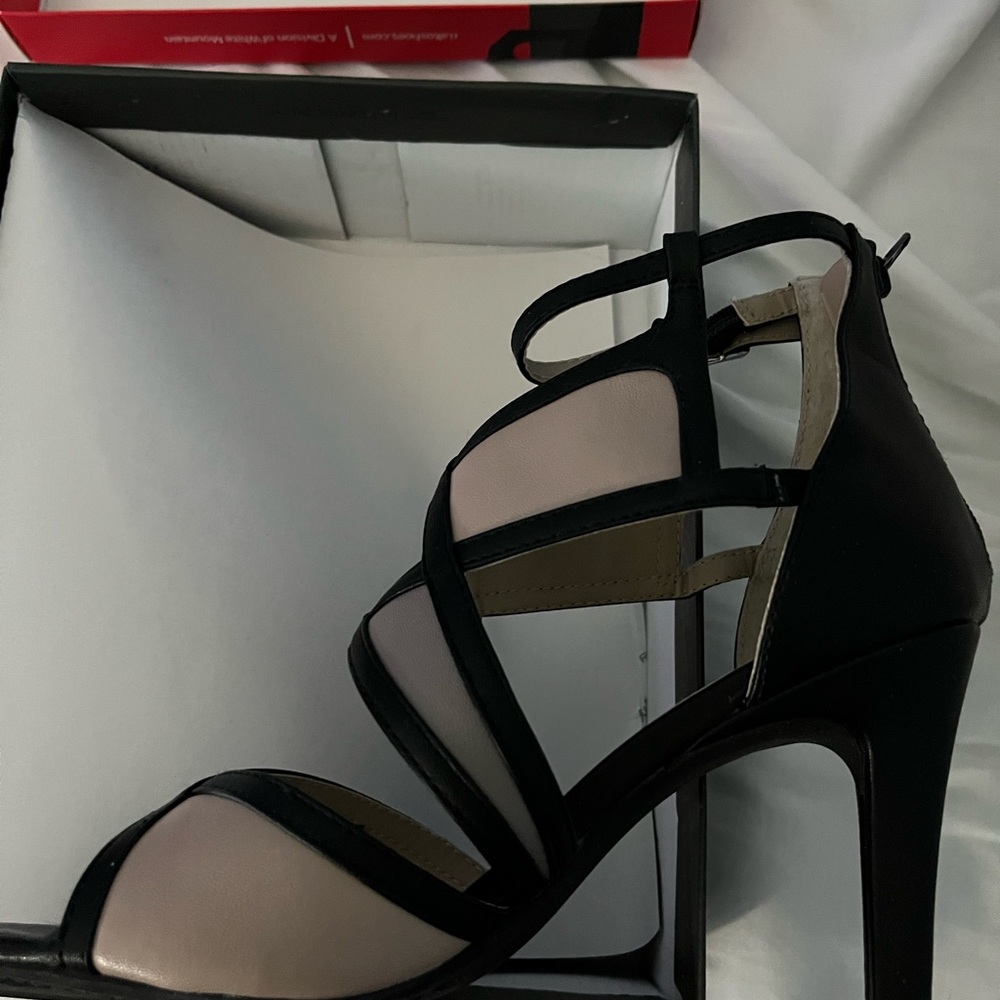 Rialto heels size 9M 3 1/2 heel never worn in box